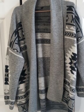 BLOOMCHIC SOUTHWEST AZTEC CARDIGAN GRAY WHITE 14/16. LONG SLEEVES. OPEN